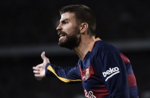 Barcelona's defender Gerard Pique gestures during the Spanish Supercup second-leg football match FC Barcelona vs Athletic club Bilbao at the Camp Nou stadium in Barcelona on August 17, 2015. AFP PHOTO / JOSEP LAGO